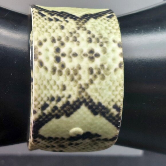 Quartz Slap Watch With Snake Skin Heart Pattern Band & White Face - Picture 4 of 6